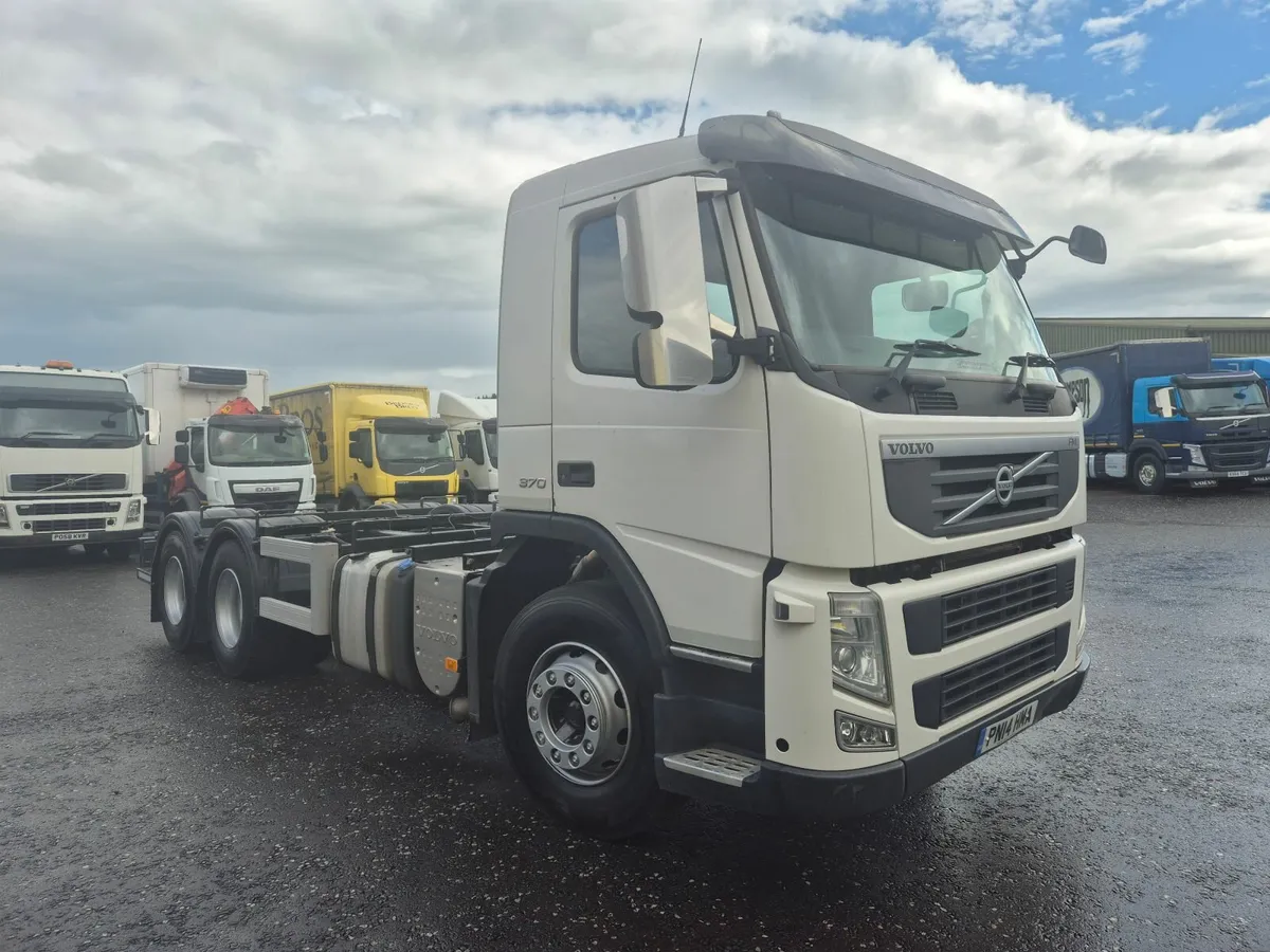 2014 Volvo FM 370 6x4 c/cab - Image 2