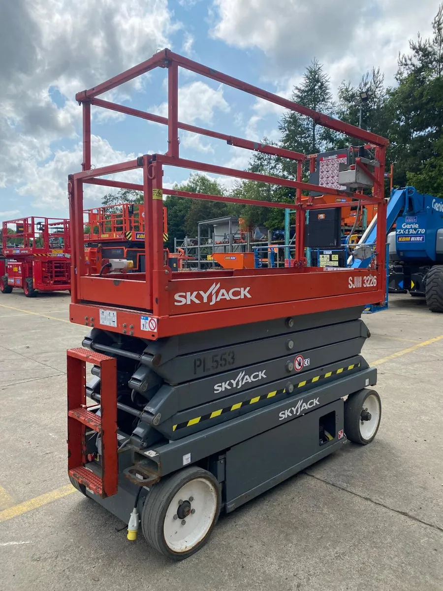 2016 SKYJACK SJ3226 32FT ELECTRIC SCISSOR LIFT - Image 2