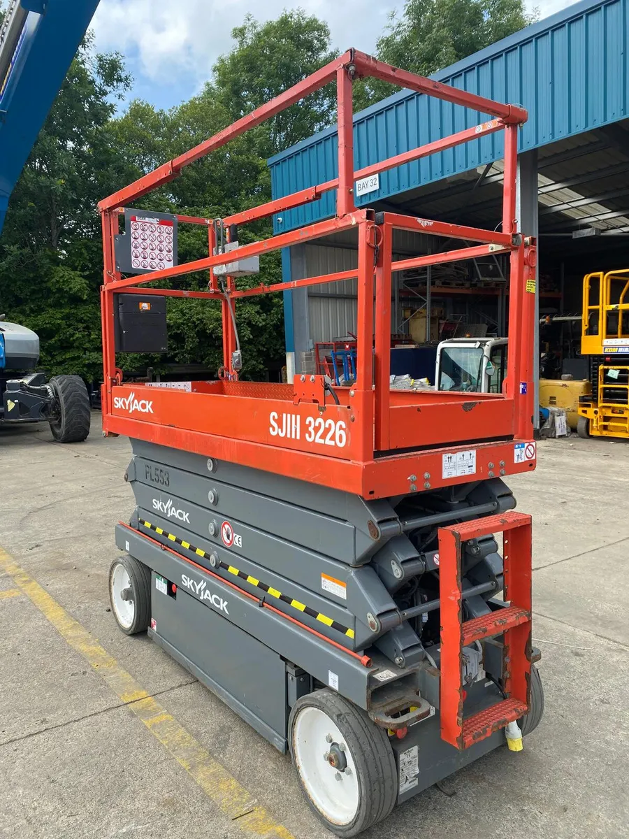 2016 SKYJACK SJ3226 32FT ELECTRIC SCISSOR LIFT - Image 1