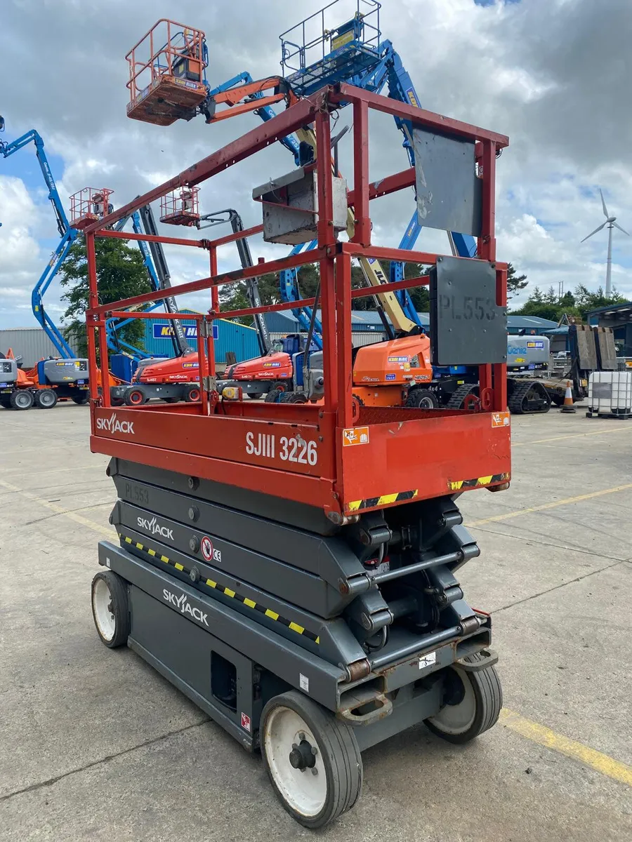 2016 SKYJACK SJ3226 32FT ELECTRIC SCISSOR LIFT - Image 3