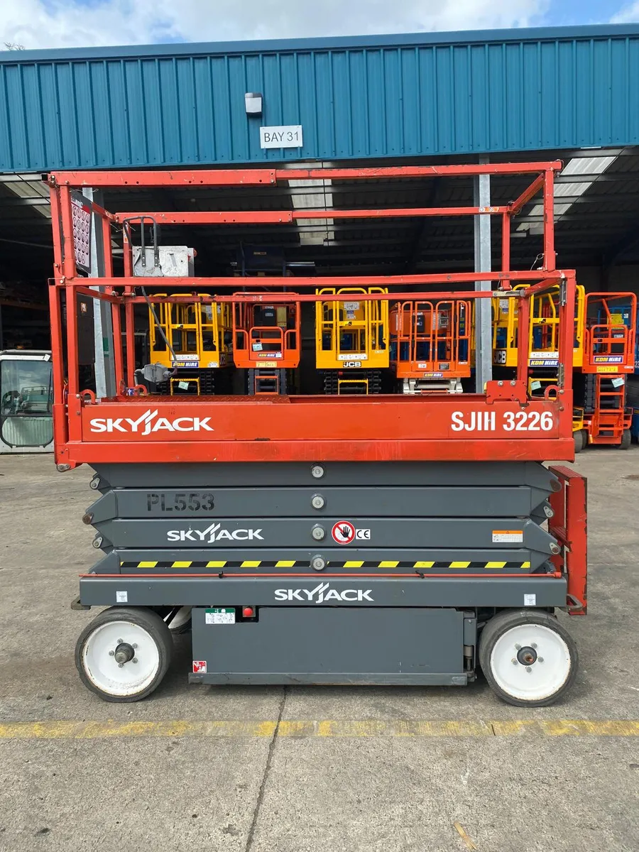 2016 SKYJACK SJ3226 32FT ELECTRIC SCISSOR LIFT - Image 4