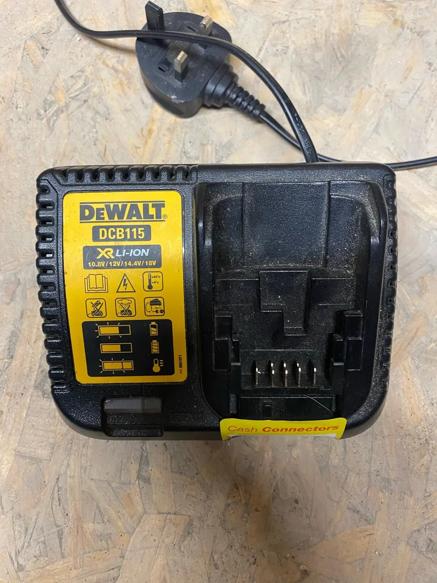 Dewalt Charger DCB115 - Image 1