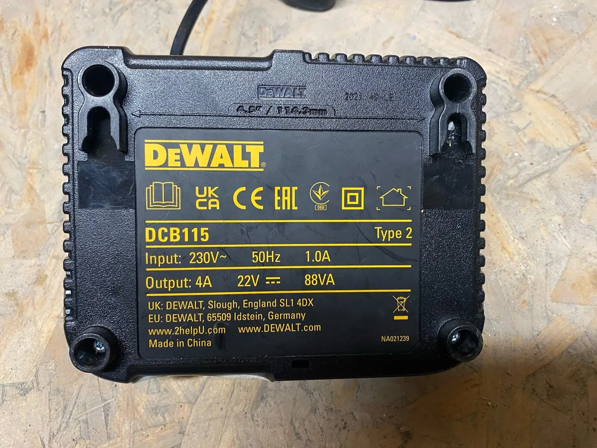 Dewalt Charger DCB115 - Image 3