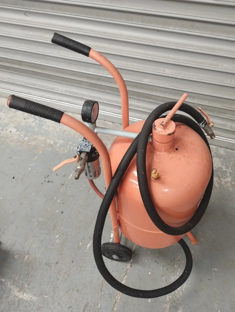 10 Gallon Sandblaster - Image 4