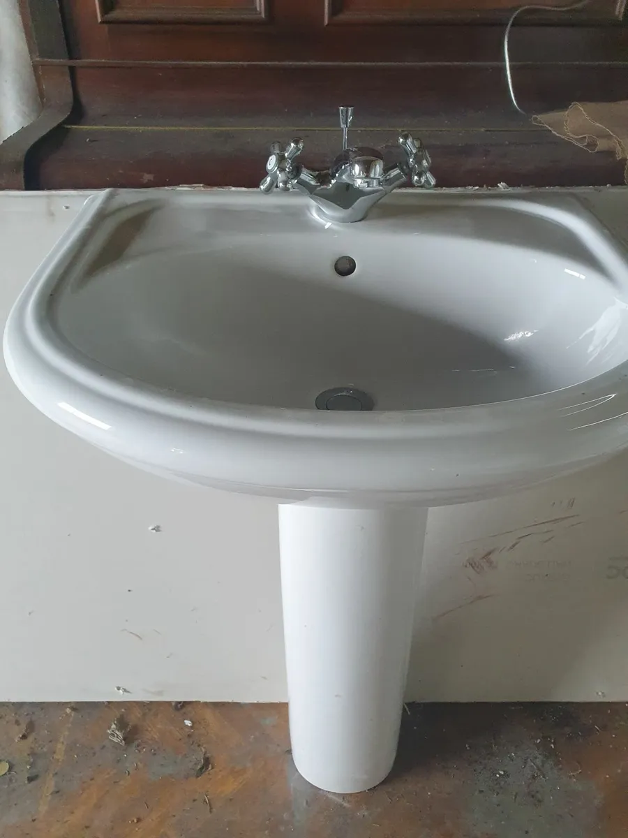 Toilet & sink - Image 4