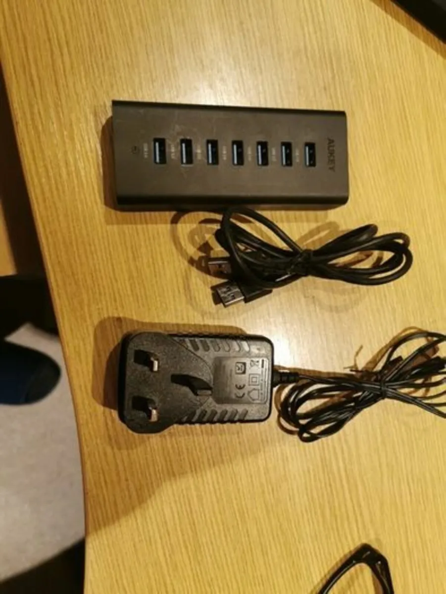 USB 3 Hub 7 Ports30 Watts 2.4A charging 5Gbps Sup - Image 1