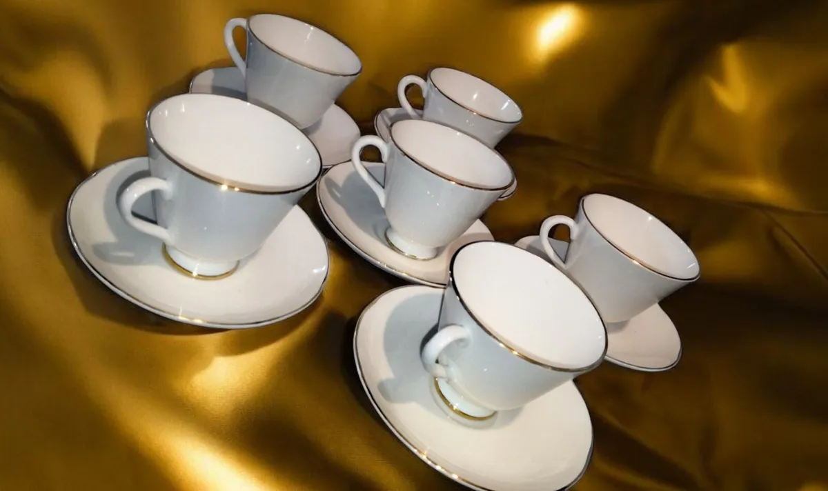 Elegant Royal Stuart teaset - Image 1