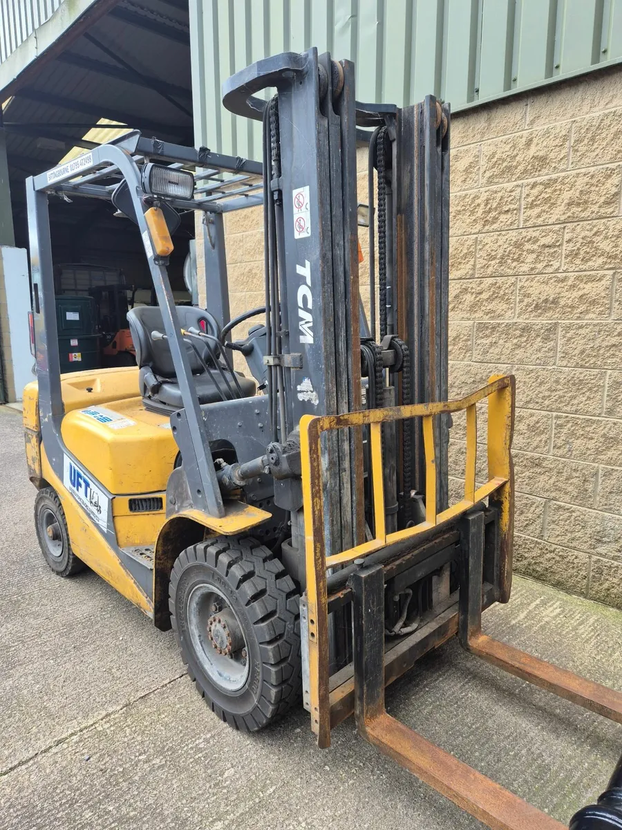 TCM 2.5 ton diesel fork lift - Image 1