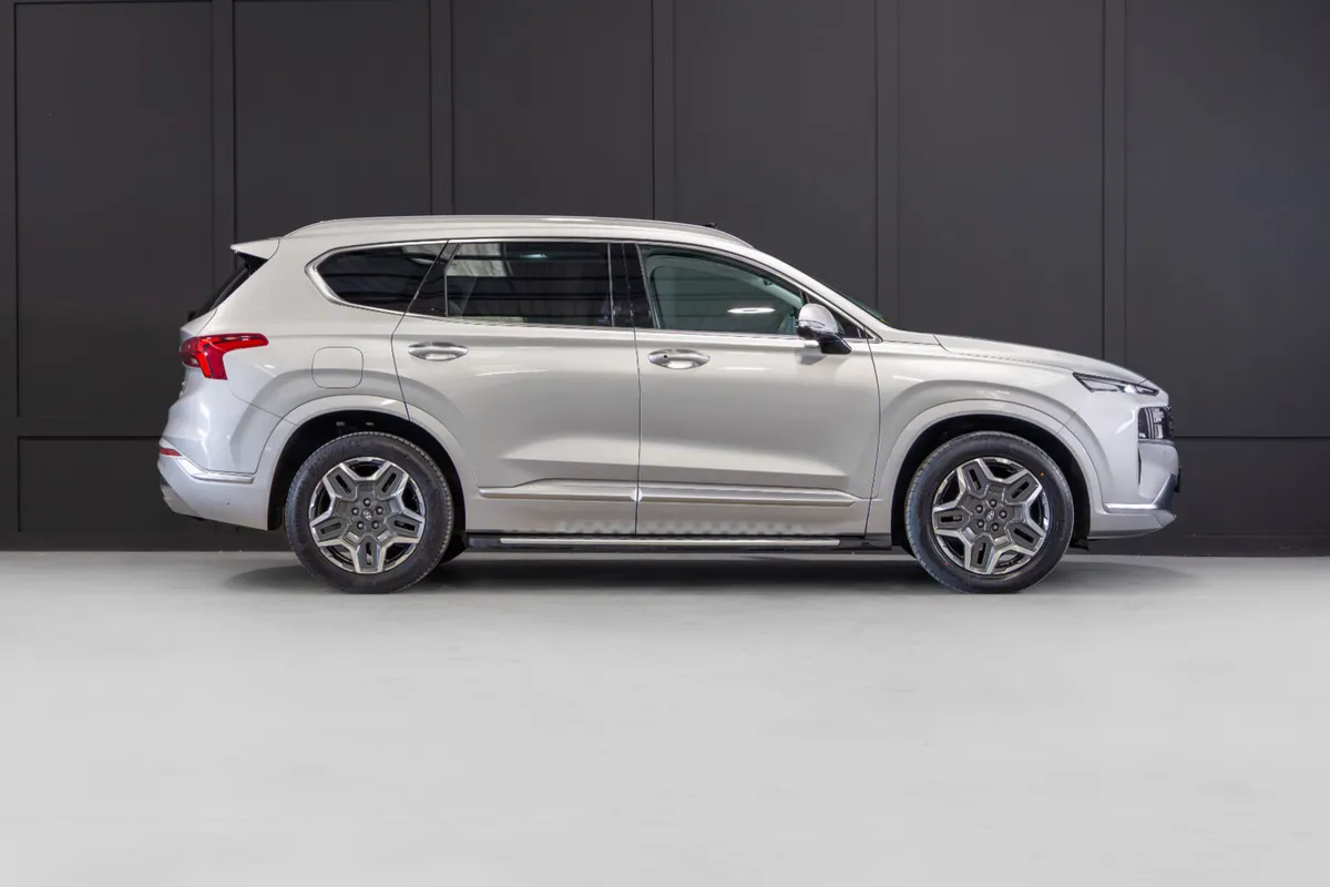 232 Hyundai Santa Fe Premium 7 Seater - Image 2
