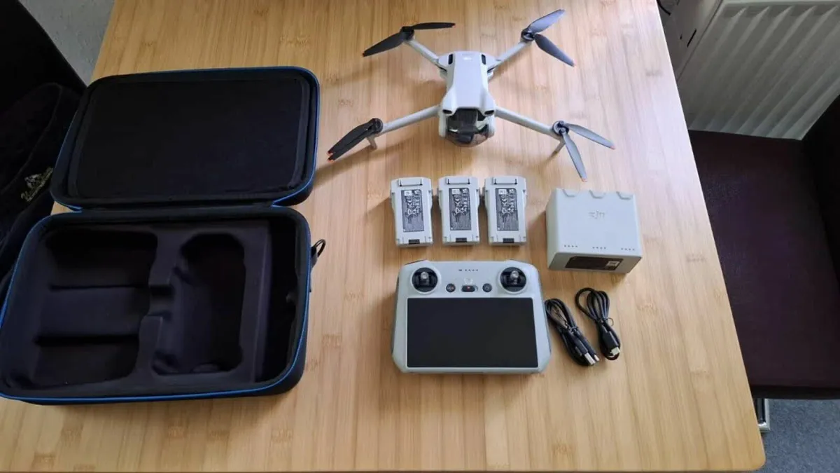 Dji mini 3 fly more combo with smart controller - Image 1