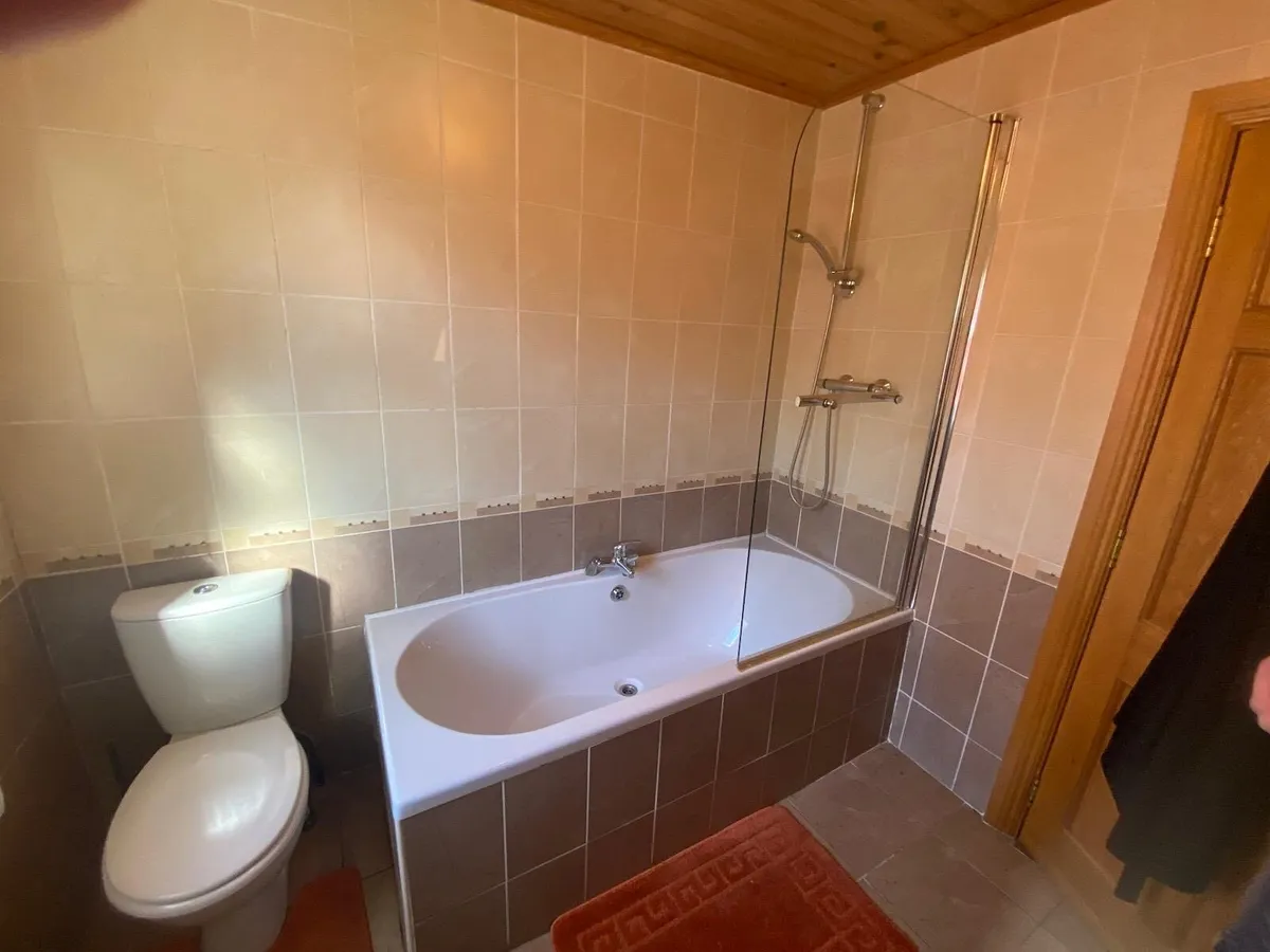 Bath and glass door - Image 3