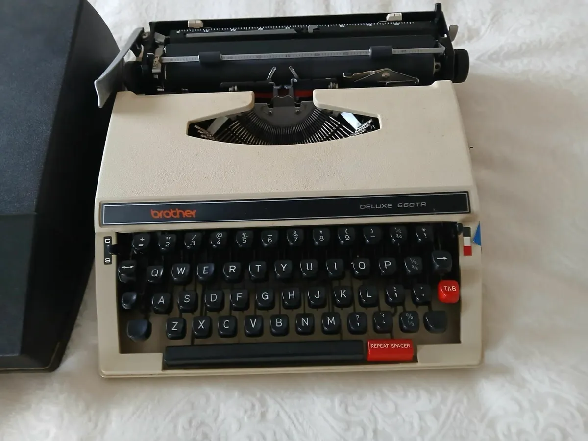 Brother Deluxe 660 TR Typewriter wit cover - Image 1
