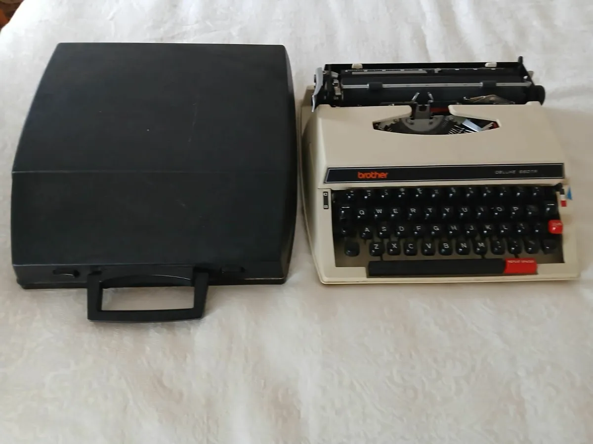 Brother Deluxe 660 TR Typewriter wit cover - Image 2