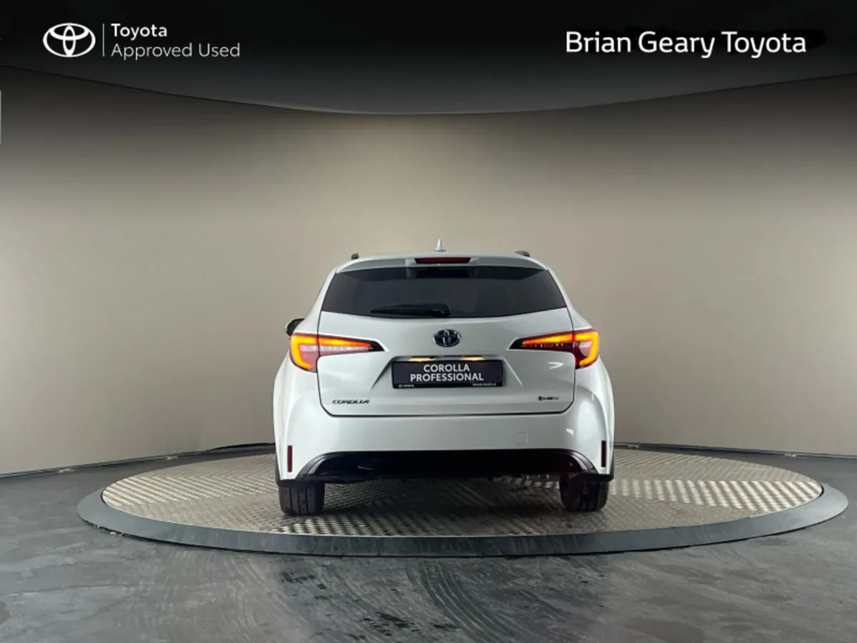 Toyota Corolla HYBRID VAN - Image 4