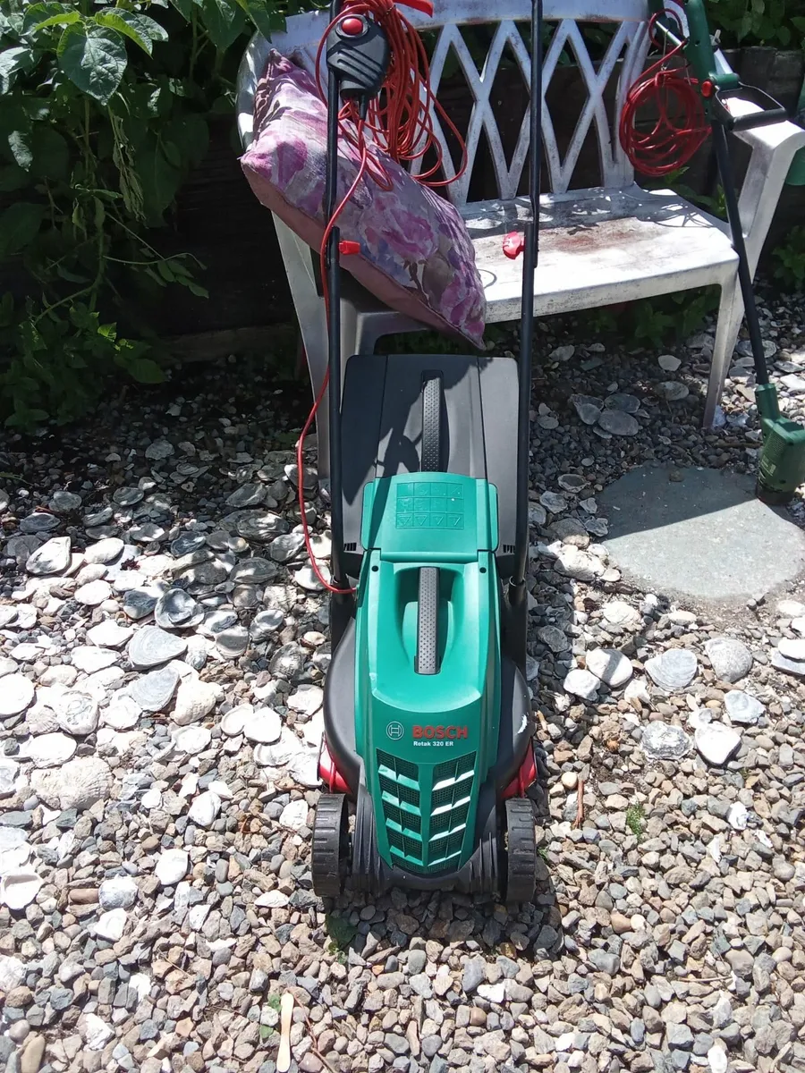 Bosch Rotak 32 lawn mower - Image 1
