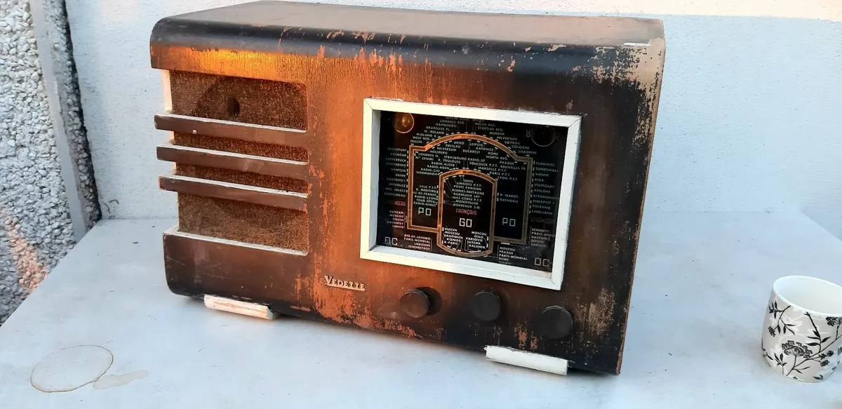 French valve radio - Image 1