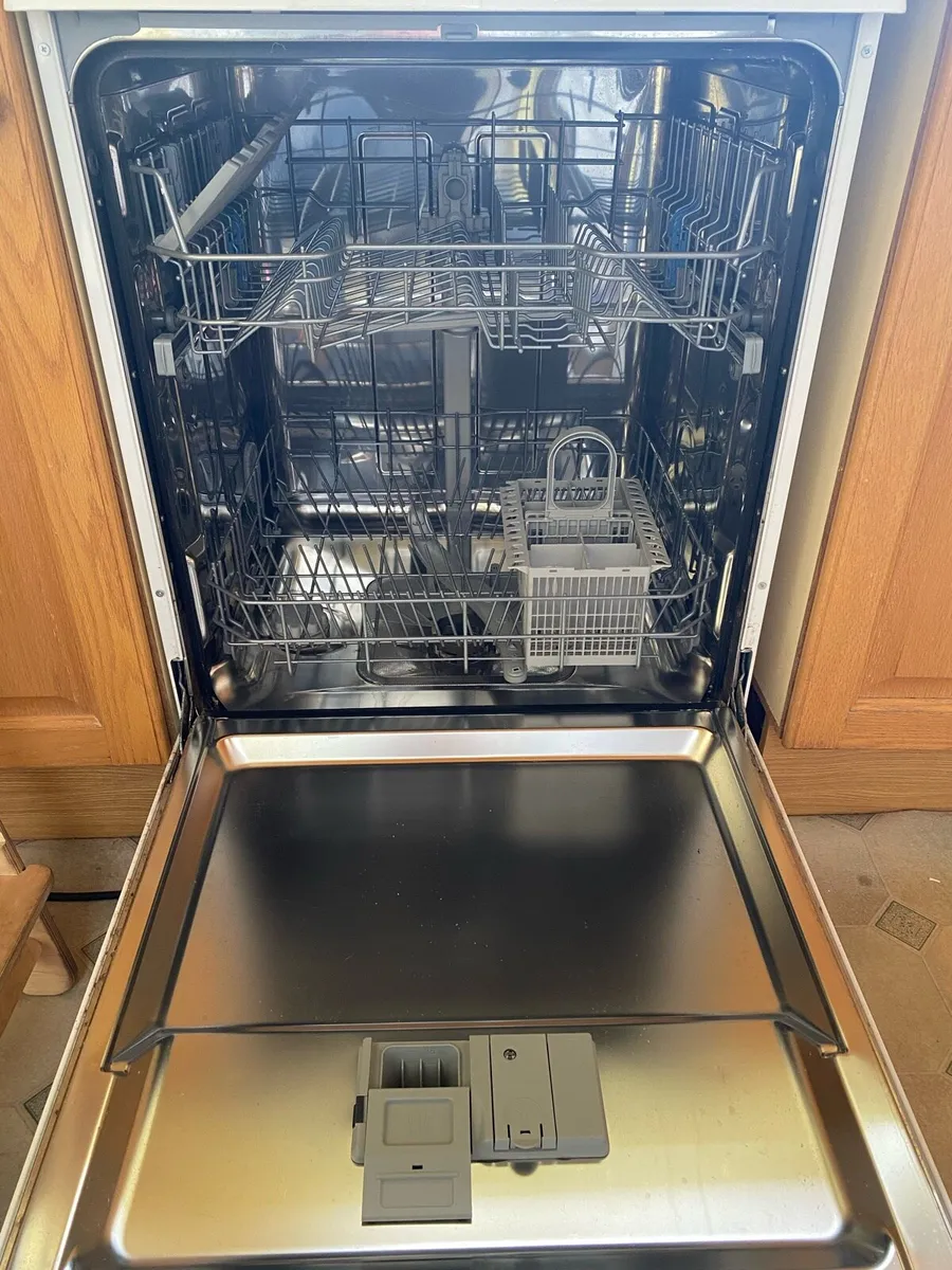 Dishwasher - offer’s accepted - just 2 years old - Image 2