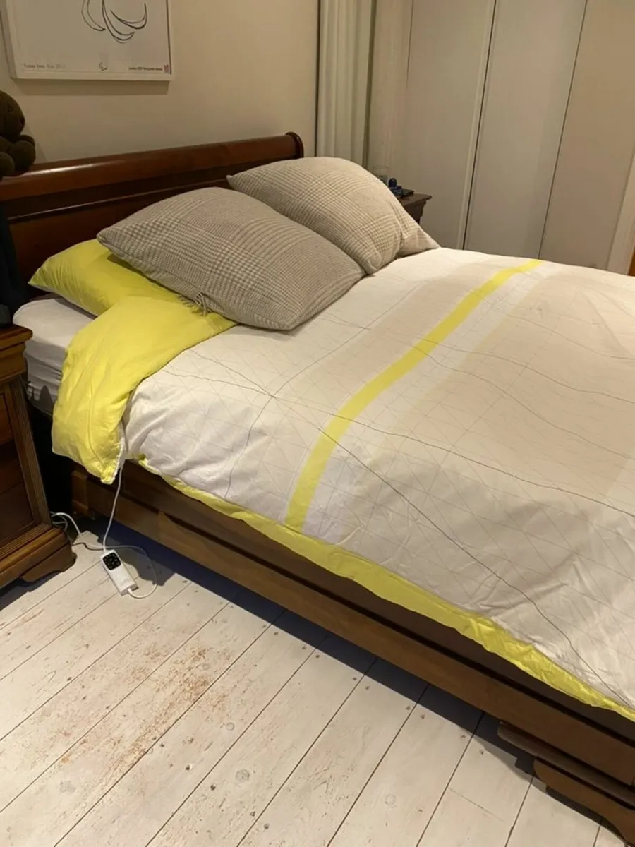 King size bed and matching lockers - Image 1