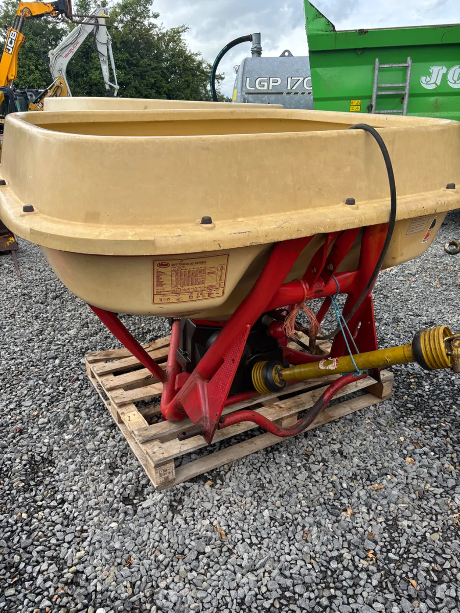 Vicon wagtail fertiliser spreader - Image 2