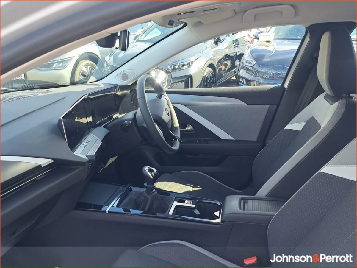 Opel Astra SC 1.2 Turbo 110PS Petrol 6 Speed - Image 4