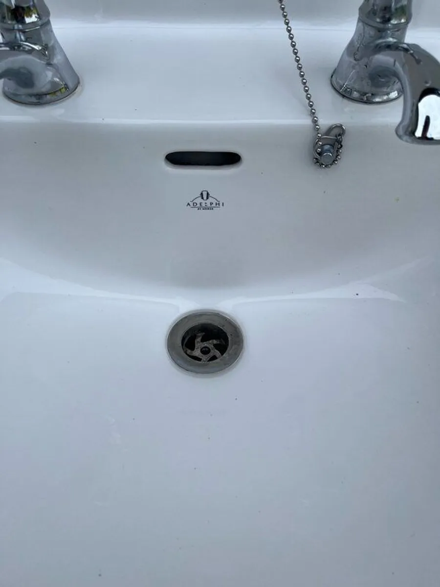 bathroom suite and fittings - Image 4