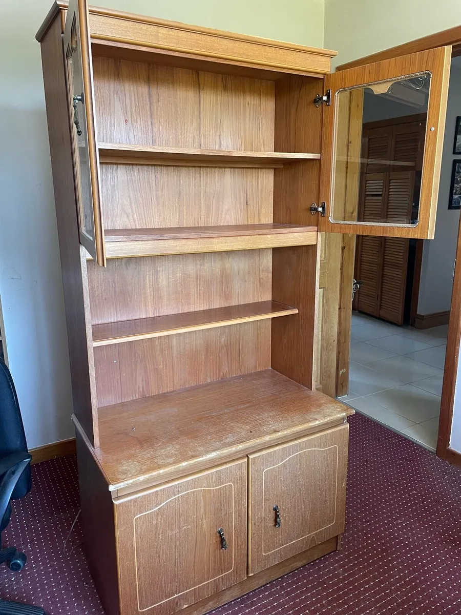 Dresser bookshelf - Image 1