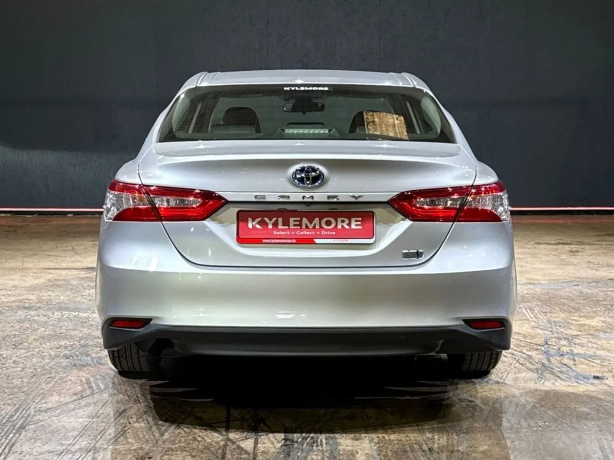 Toyota Camry 2.5 Hybrid Automatic - Reverse Camera - Image 4