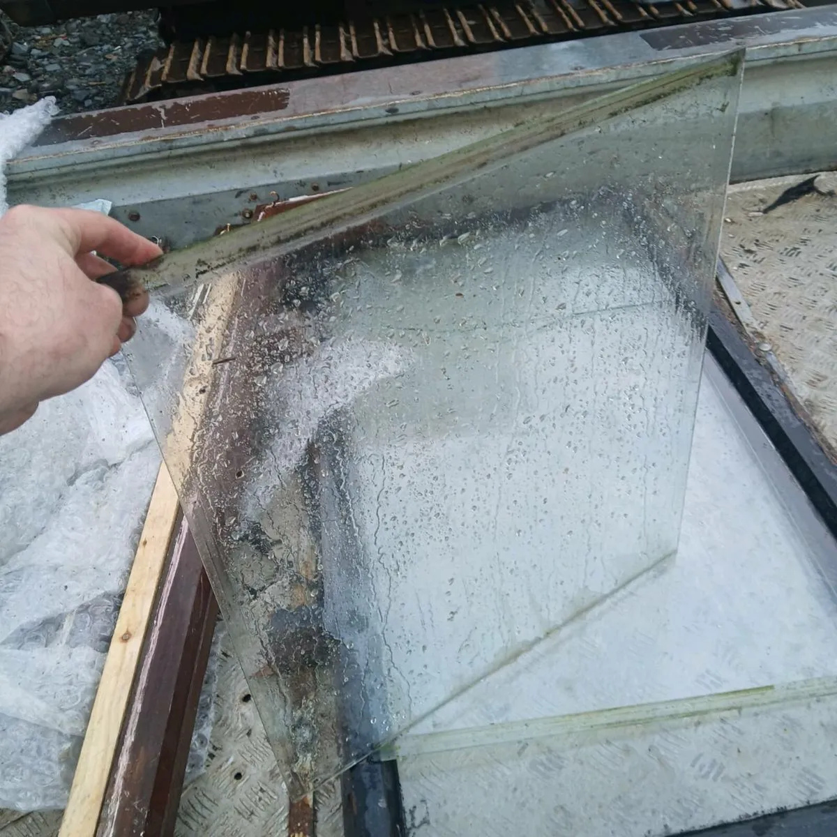 Free glass and windows FERMOY - Image 1
