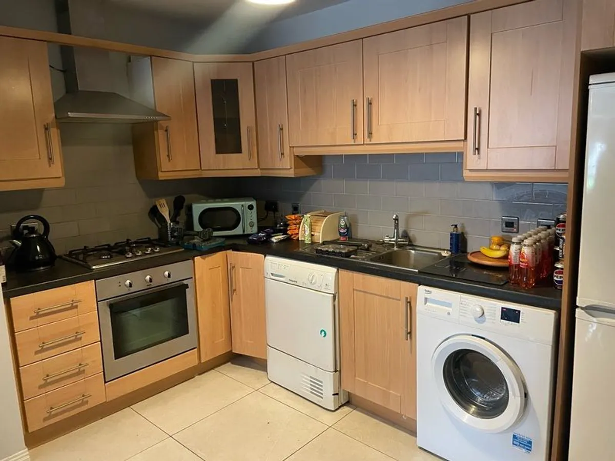 kitchen units with appliances - Image 1
