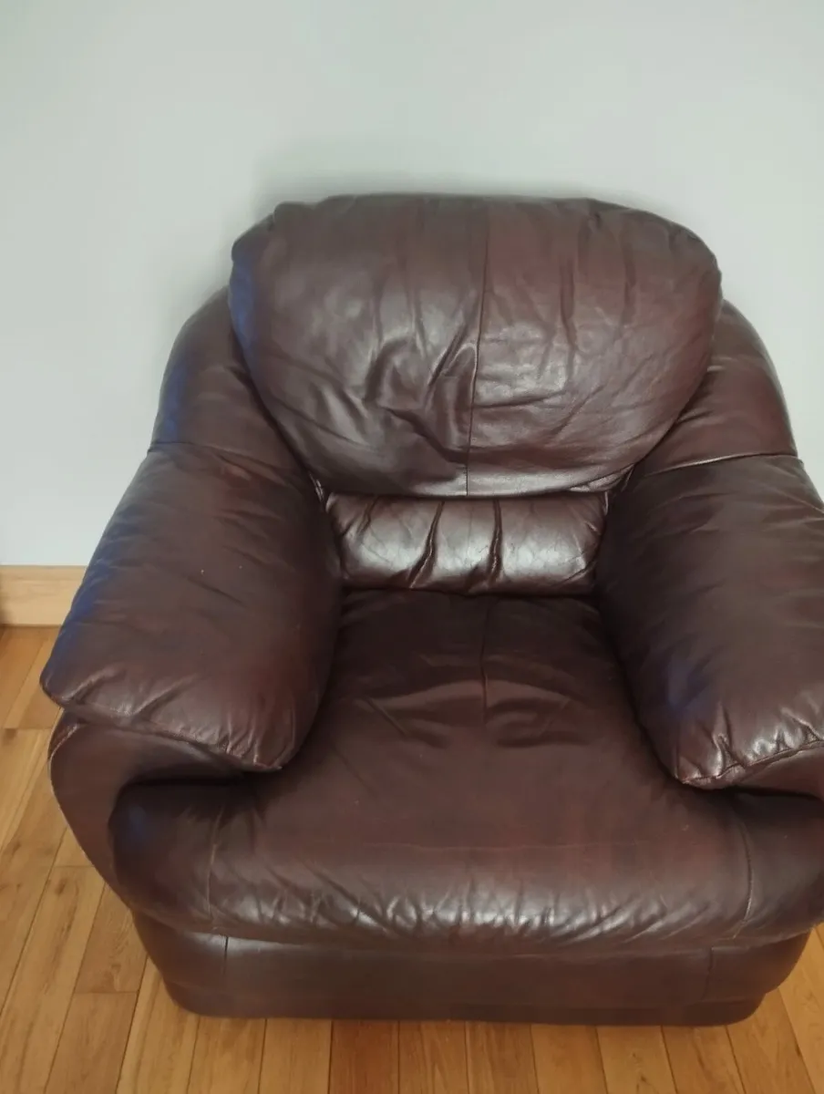Couch, arm chairs and footstool - Image 2