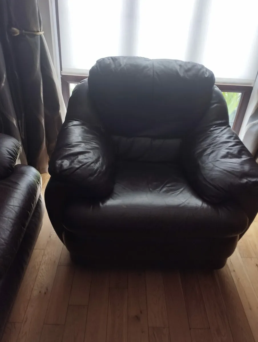 Couch, arm chairs and footstool - Image 3