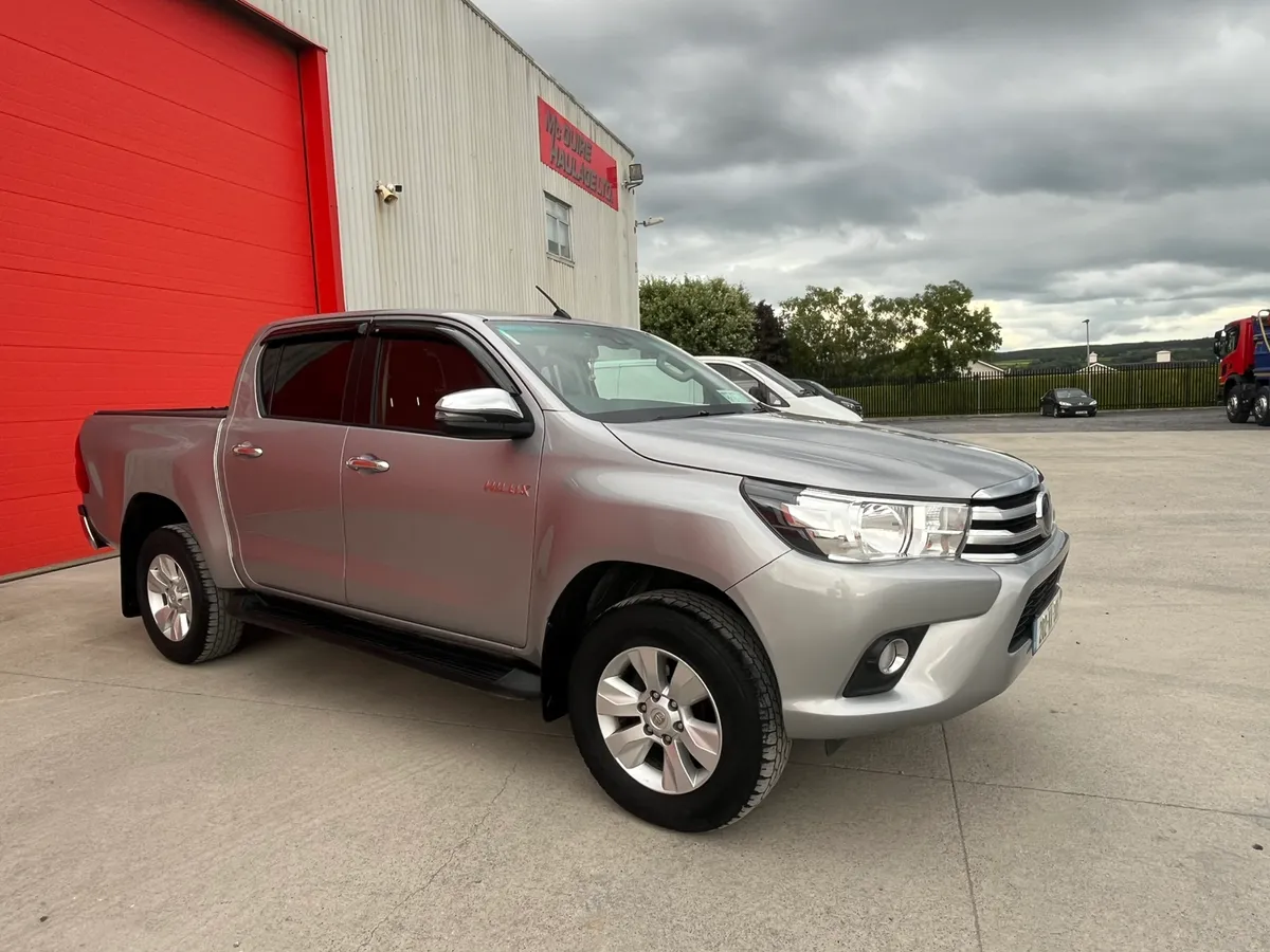 2020 Toyota Hilux 2.4 D4D Invincible - Image 2
