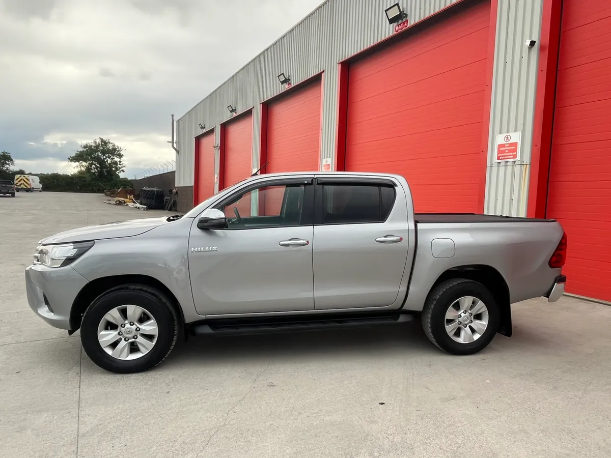 2020 Toyota Hilux 2.4 D4D Invincible - Image 3