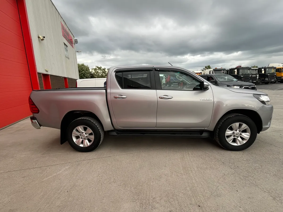 2020 Toyota Hilux 2.4 D4D Invincible - Image 4