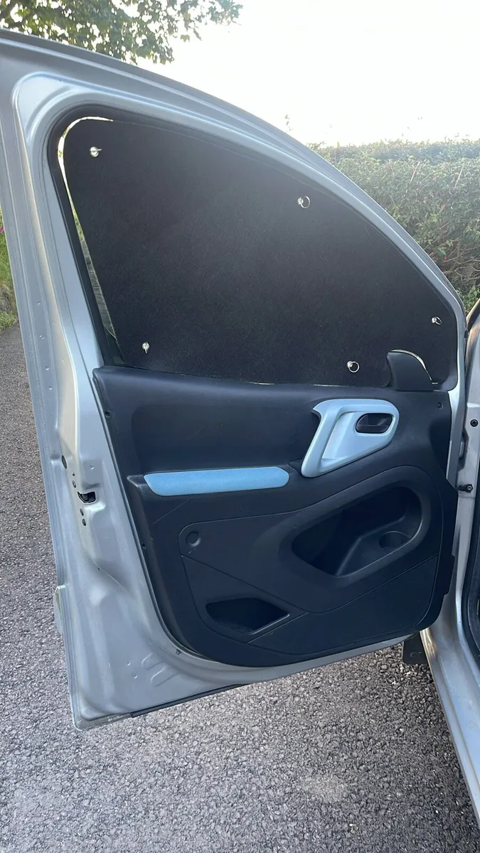 Berlingo Black out blinds - Image 2