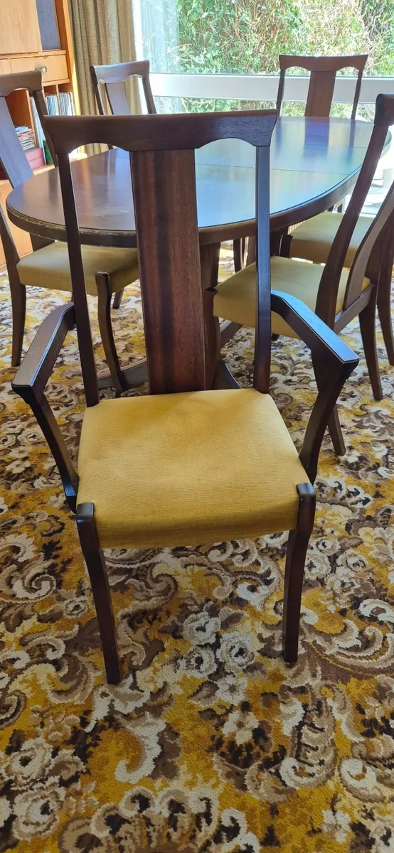 Mahogany mid-century dining table and 6 chairs - Image 2