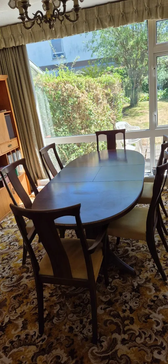 Mahogany mid-century dining table and 6 chairs - Image 1