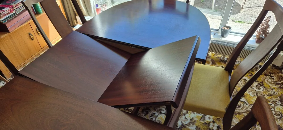 Mahogany mid-century dining table and 6 chairs - Image 3