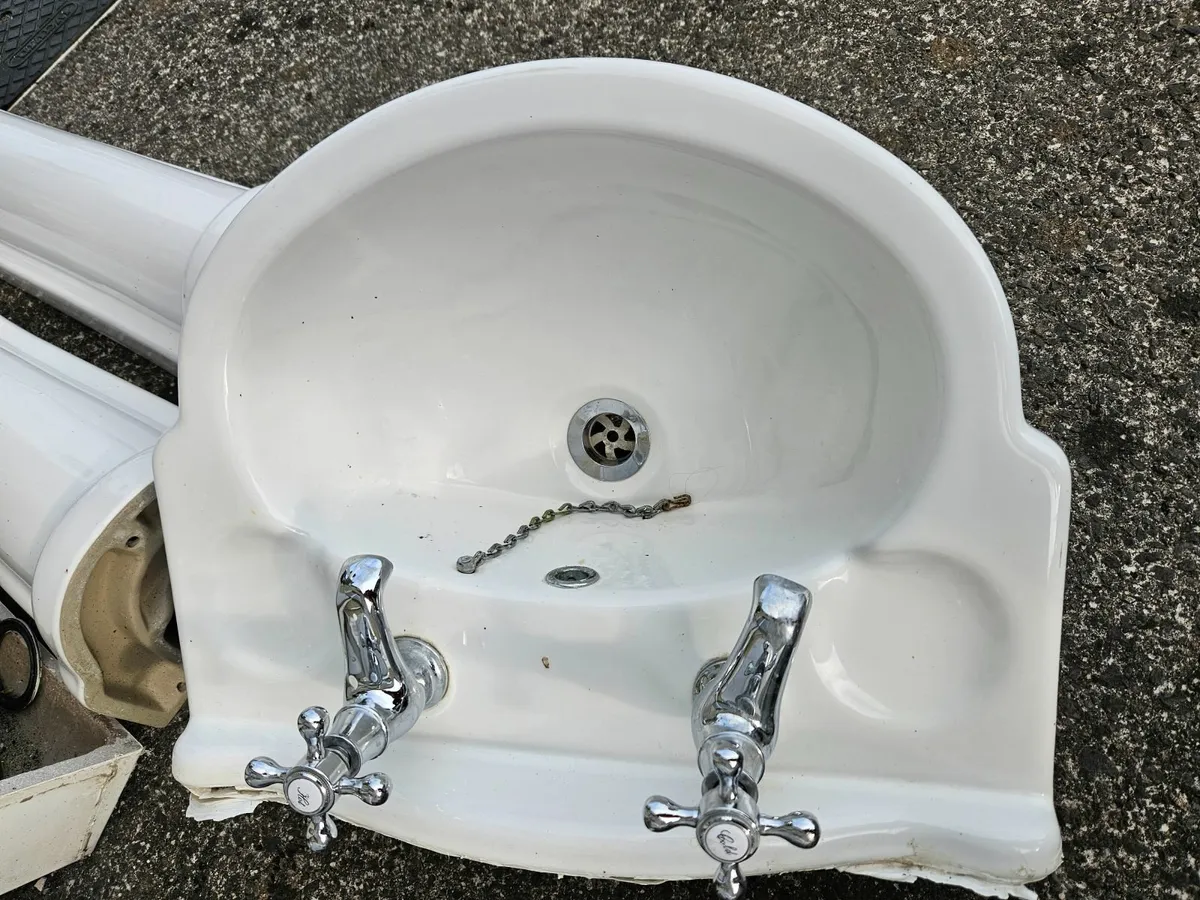 pedestal sink - Image 1