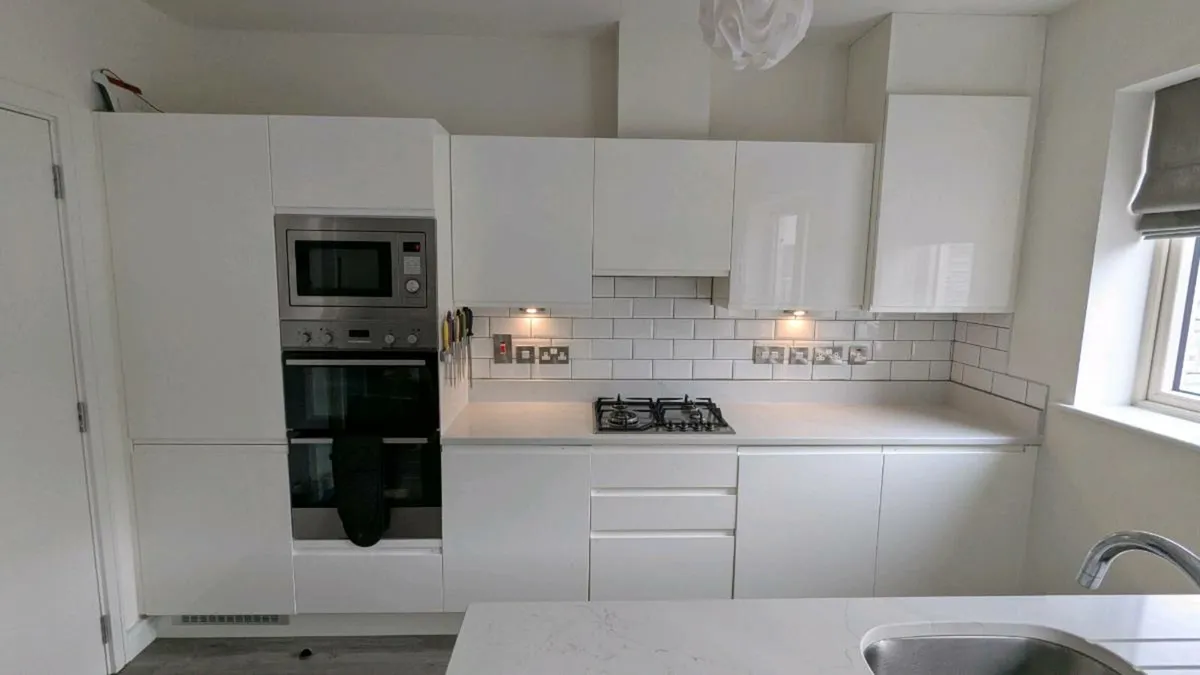 Kitchen - all integrated appliances & quartz - Image 2