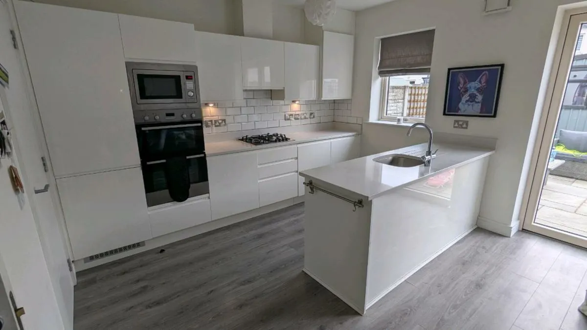 Kitchen - all integrated appliances & quartz - Image 1