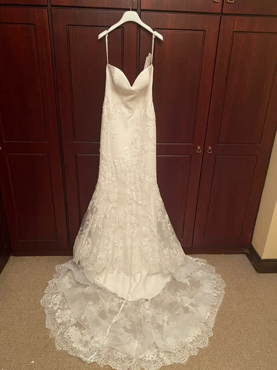 Beautiful wedding dress- never worn - Image 3