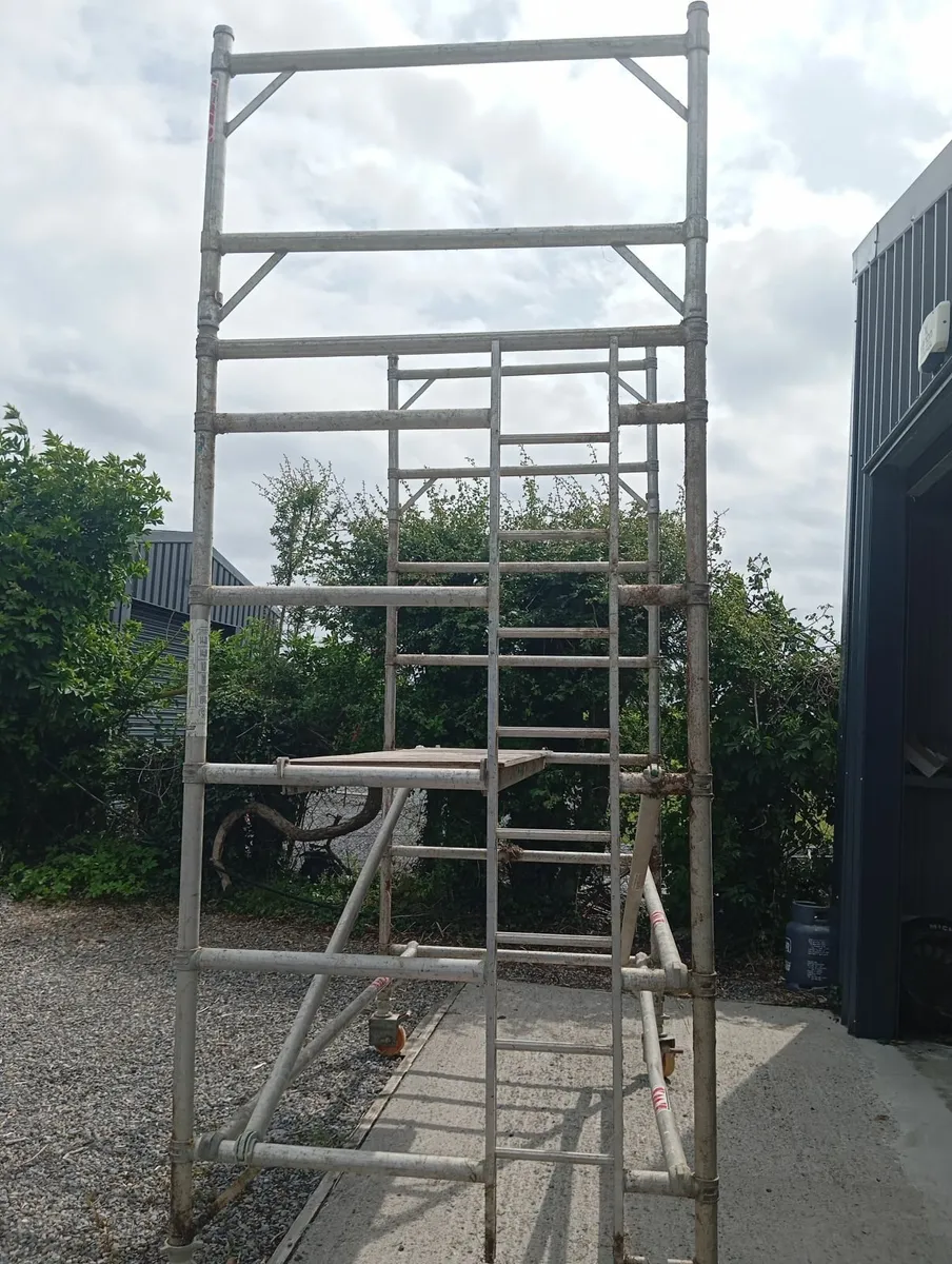 Aluminium scaffolding tower - Image 1