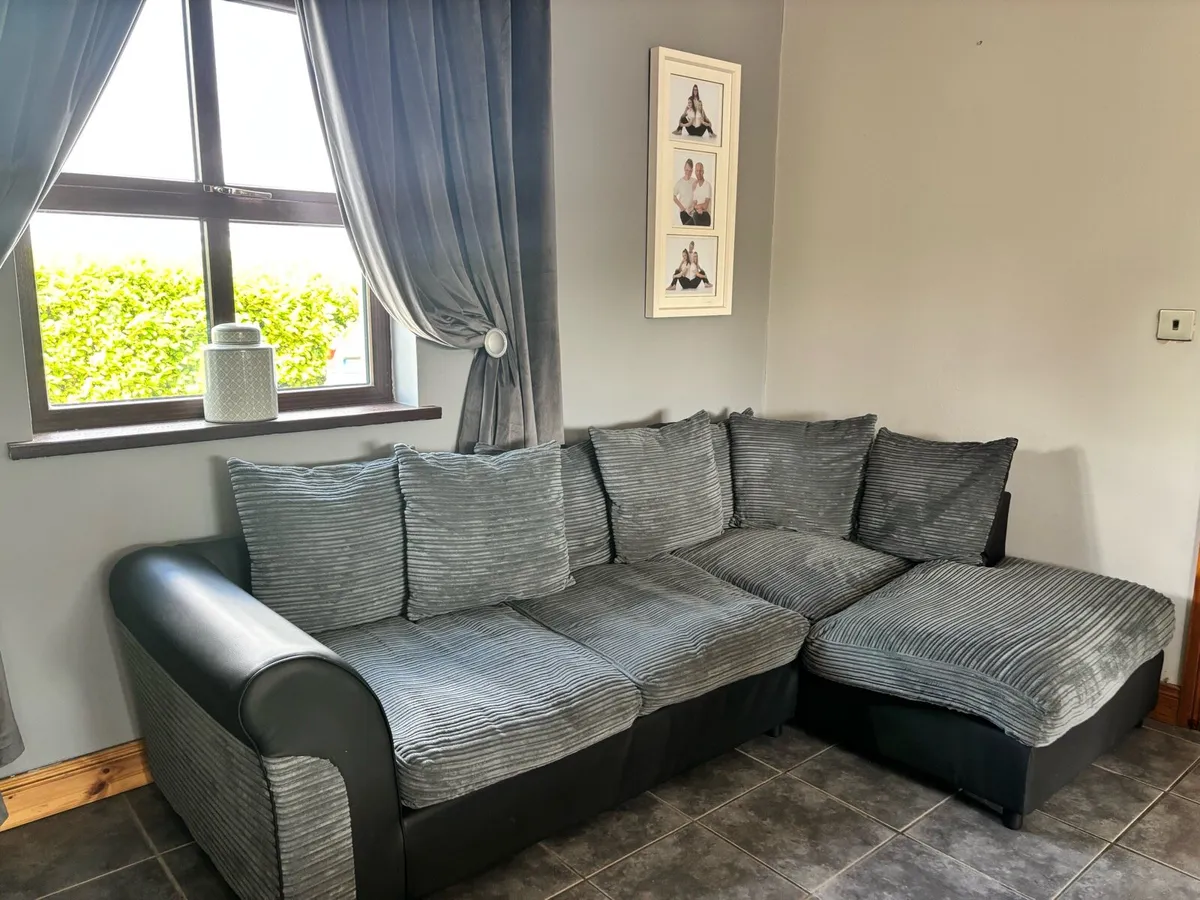 Corner couch - Image 1