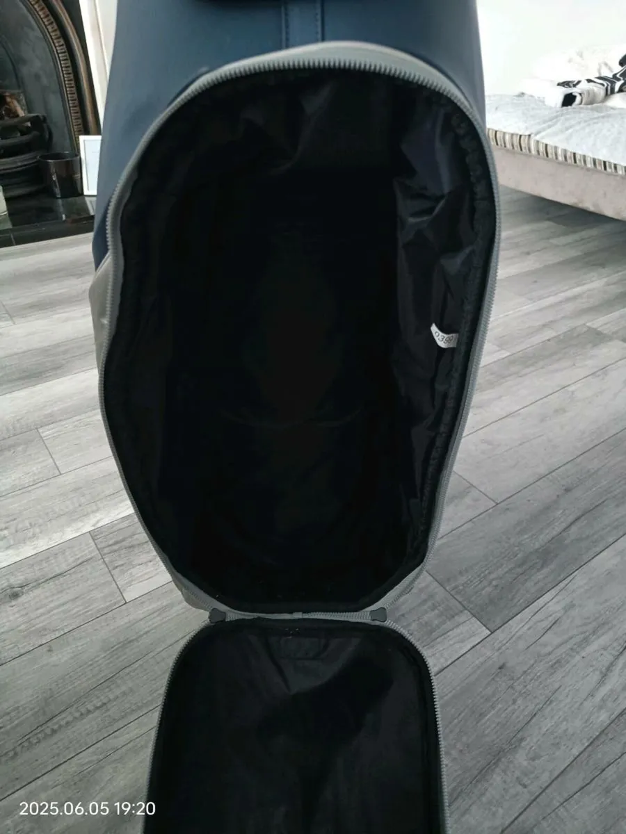 TaylorMade Qi10 Tour Bag - Image 4