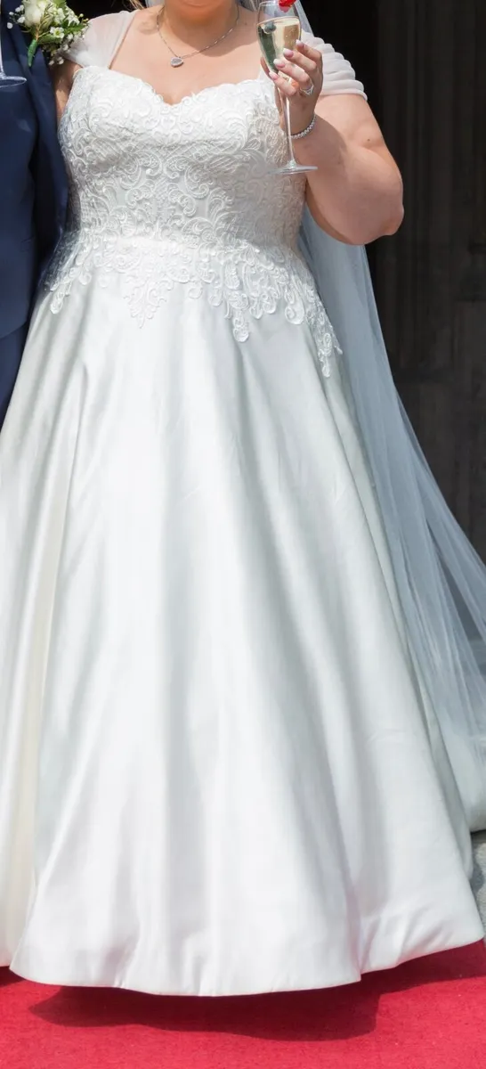 Wedding Dress Size 24 - Image 3