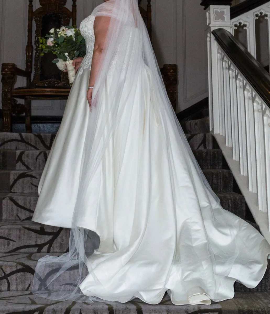 Wedding Dress Size 24 - Image 4