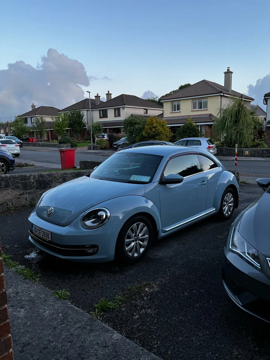 Baby blue Volkswagen Beetle - Image 3