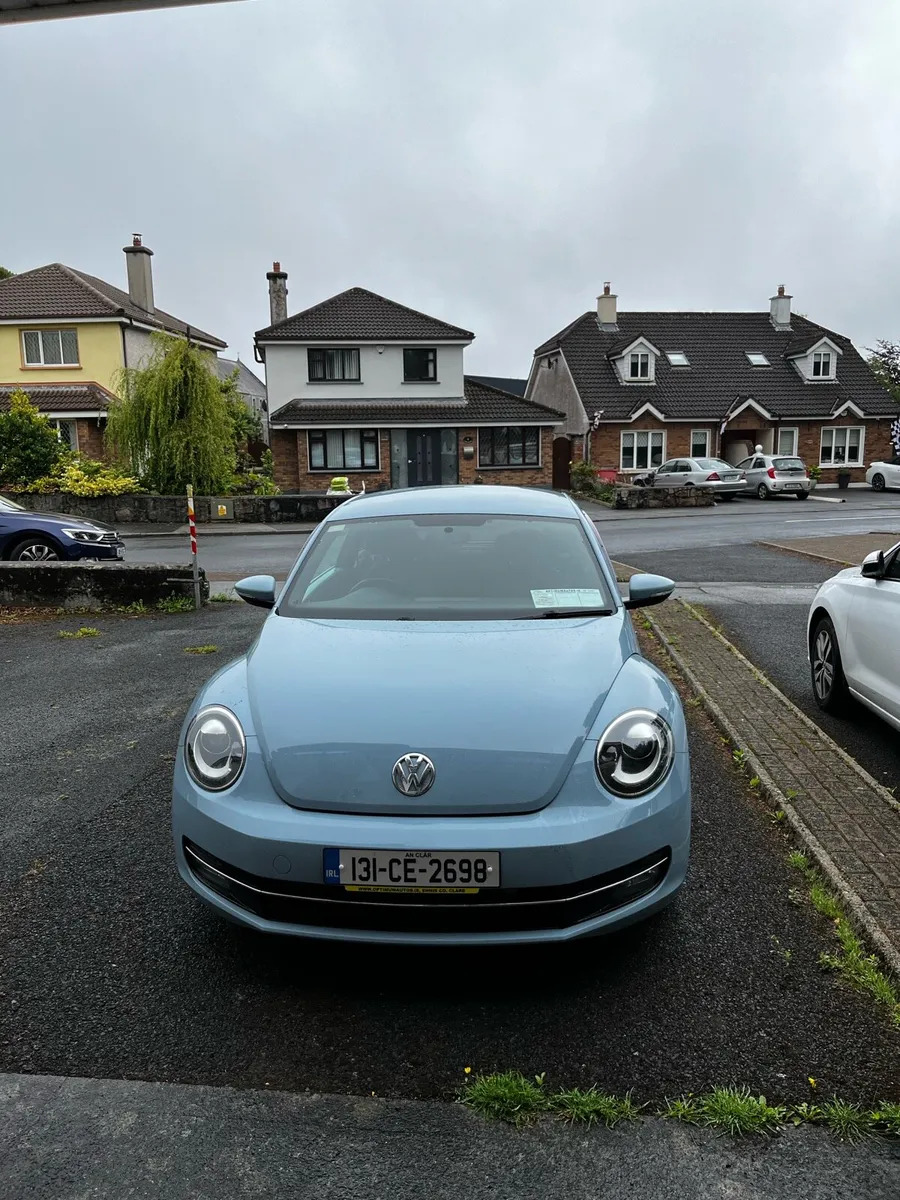 Baby blue Volkswagen Beetle - Image 4