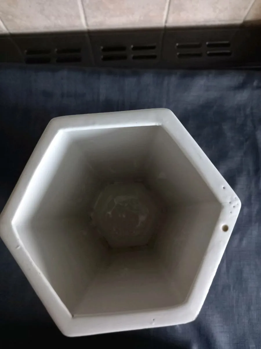 Oriental Hexagon Shaped Vase - Image 4